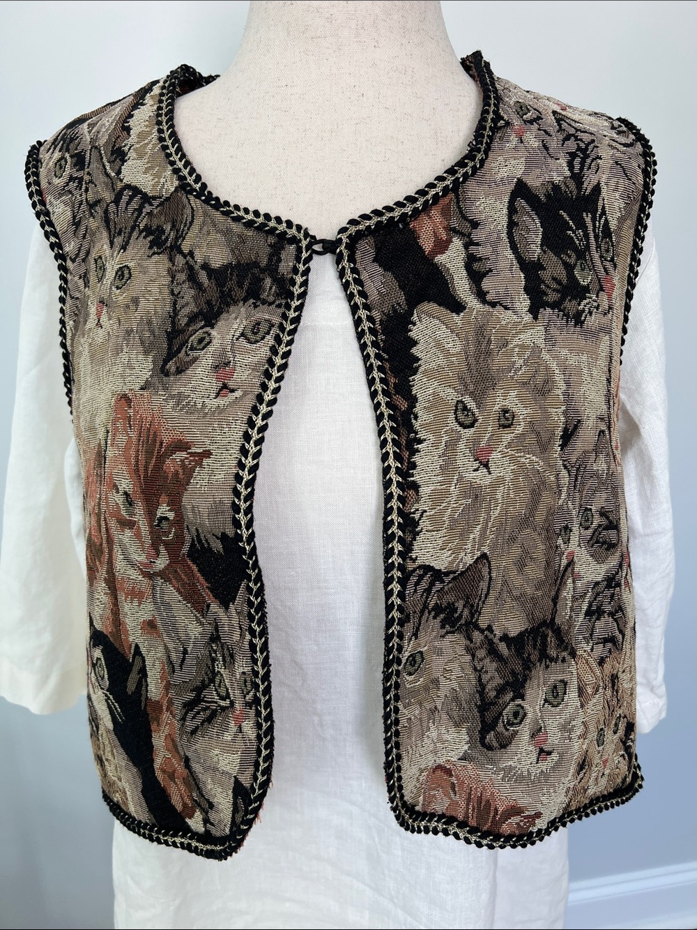 LA SEINE | Women’s Red Cat Novelty Print Vest - One Size